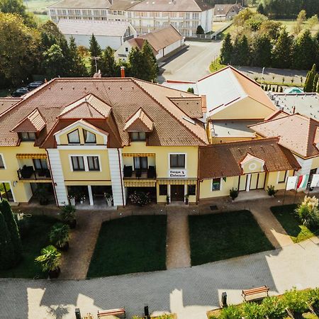Appartement Szerencsemak Panzio à Kehidakustány Extérieur photo